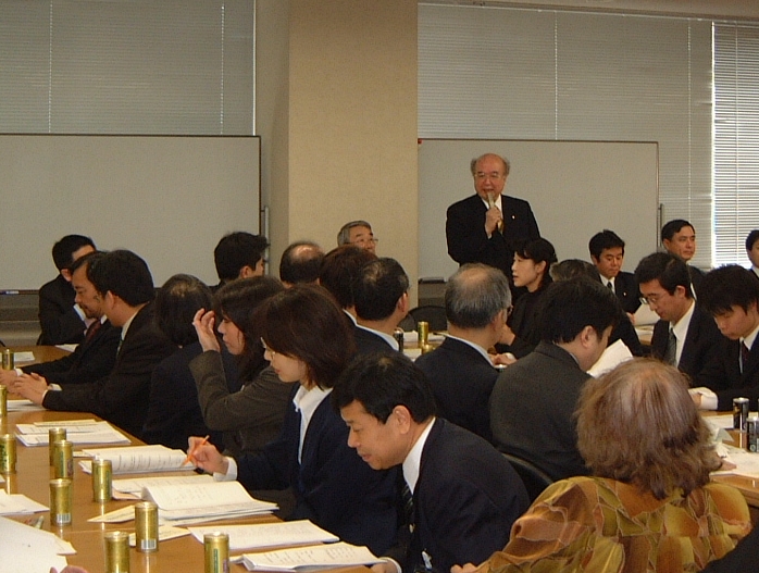 国連障害者の権利条約推進議員連盟の総会で挨拶をする中山太郎会長