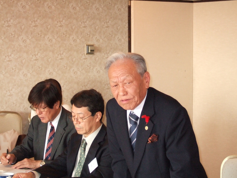 JDF新代表に選出され、あいさつする小川会長（右）